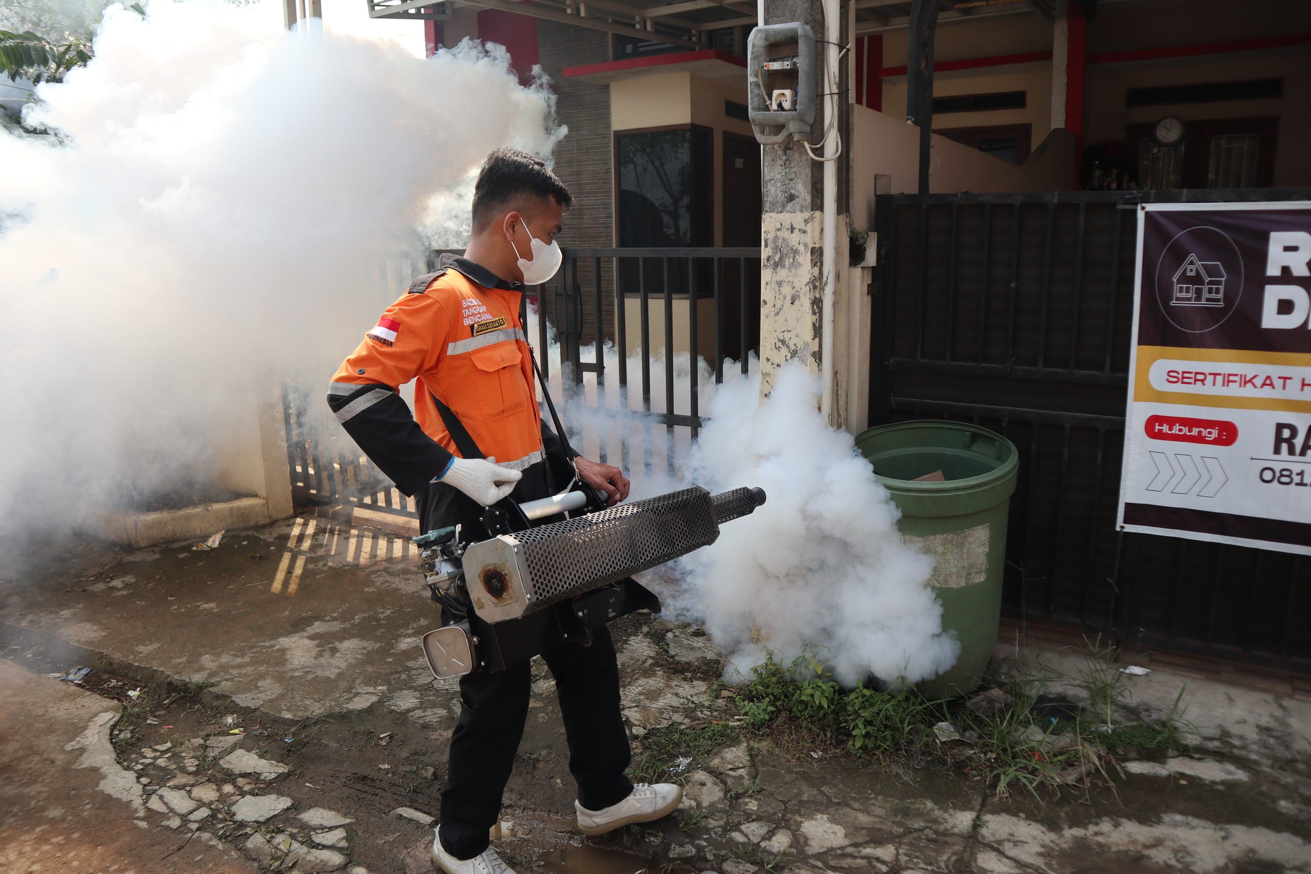 Menyebarnya Penyakit DBD, BAZNAS Depok Lakukan Fogging di Sawangan & Cipayung