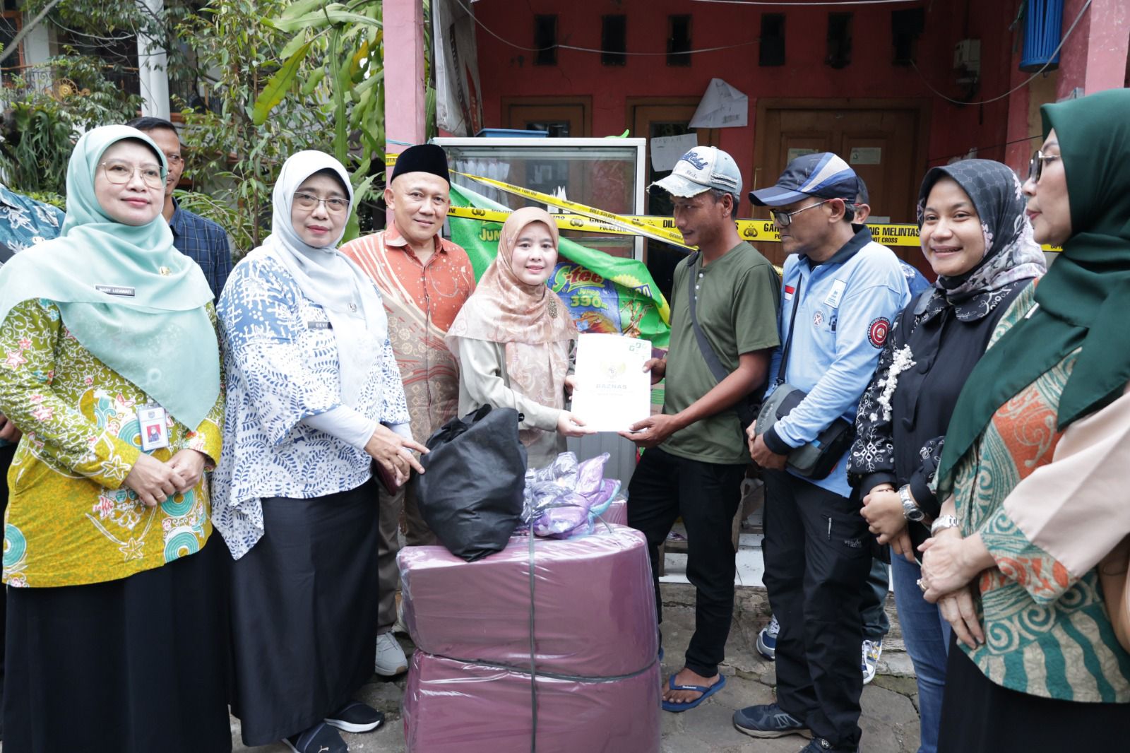 BAZNAS Kota Depok Bersama PKK Salurkan Bantuan Kebutuhan Pokok untuk Korban Ledakan Tabung Gas di Harjamukti