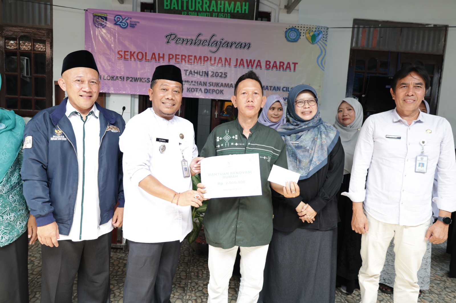 BAZNAS Kota Depok Serahkan Bantuan Renovasi Rumah ke 7 Penerima Manfaat di Cilodong